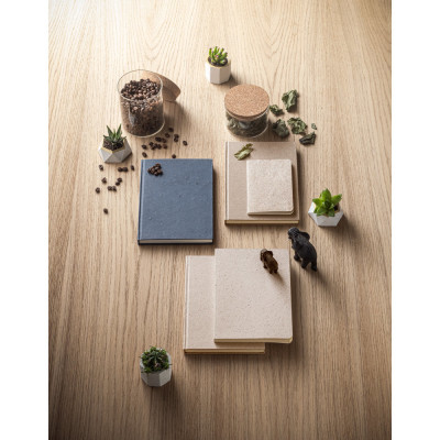 ORGANIC RIGID. A5 notepad with hard cover made from organic elephant matter (80)